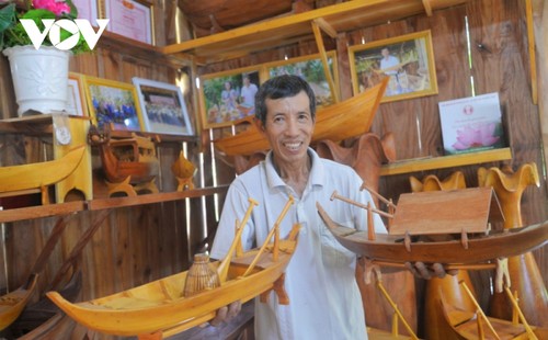 Making handicraft boats, a new direction for traditional boat building village in Dong Thap province - ảnh 1