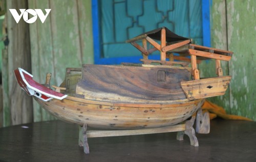 Making handicraft boats, a new direction for traditional boat building village in Dong Thap province - ảnh 2