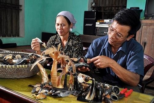 Ha Nam traditional craft villages catch up with trends - ảnh 2