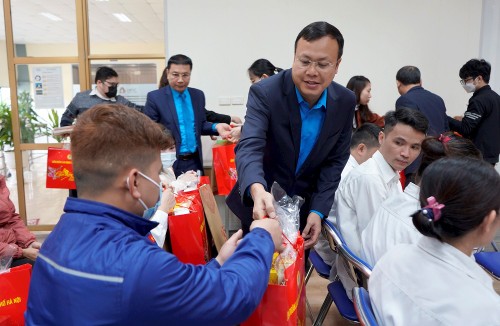Labor confederations take care of workers for Tet - ảnh 1