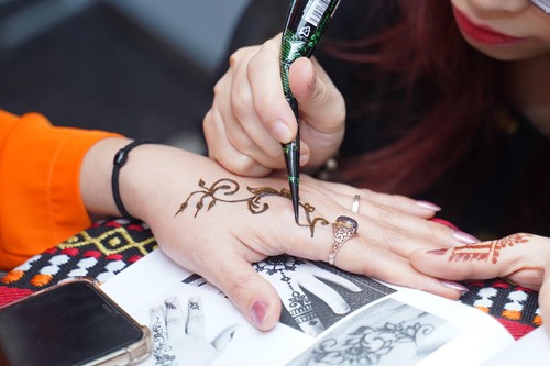 Henna links Islamic culture and other parts of the world - ảnh 1