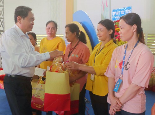 Leaders of Party, State, Fatherland Front pay Tet visits to localities - ảnh 2