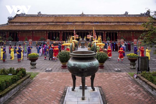 Re-creation of ceremony to offer specialties to Hue royal court  - ảnh 12