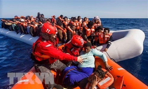 Italy brings ashore 1,000 migrants on drifting boats in Mediterranean - ảnh 1