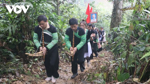 Mong people protect forest in Yen Bai - ảnh 1