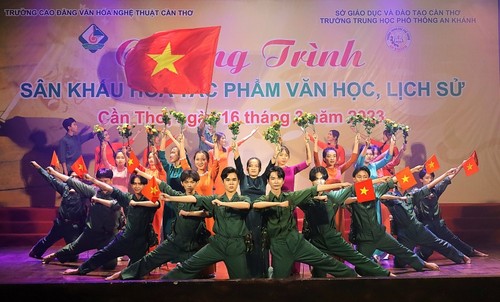 Can Tho students stage theatrical performance to enliven literary, historical works  - ảnh 1