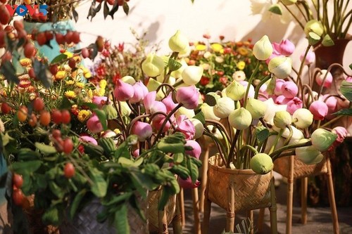 Hanoi art exhibition showcases lotus flowers’ pure beauty  - ảnh 13