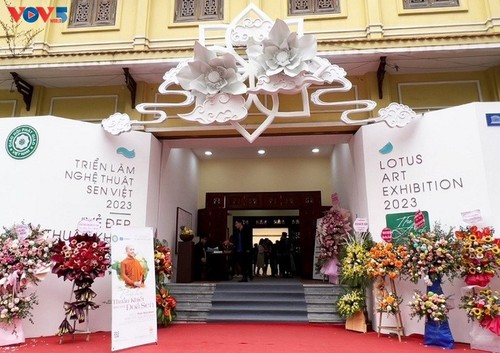 Hanoi art exhibition showcases lotus flowers’ pure beauty  - ảnh 1