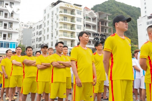 Dragon boat racing on Cat Ba Island excites crowds - ảnh 1