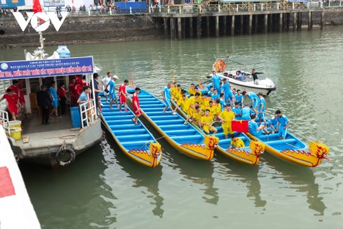 Dragon boat racing on Cat Ba Island excites crowds - ảnh 2