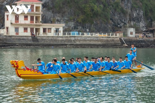Dragon boat racing on Cat Ba Island excites crowds - ảnh 7