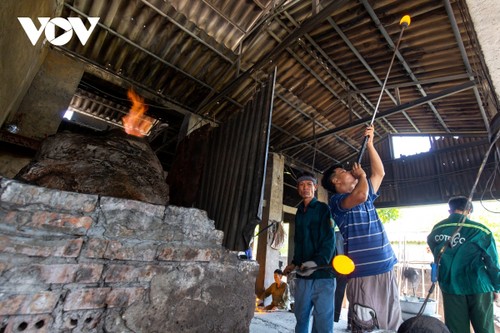 Xoi Tri village in Nam Dinh province preserves tradition of glass blowing - ảnh 11