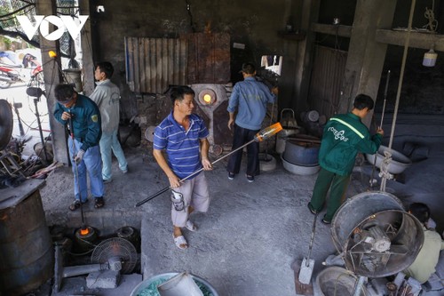 Xoi Tri village in Nam Dinh province preserves tradition of glass blowing - ảnh 1