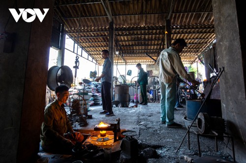 Xoi Tri village in Nam Dinh province preserves tradition of glass blowing - ảnh 3