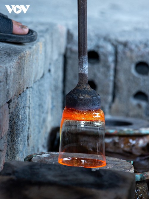 Xoi Tri village in Nam Dinh province preserves tradition of glass blowing - ảnh 5
