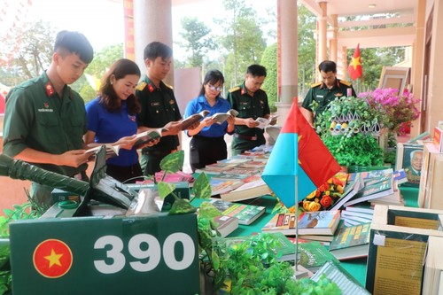 Armed forces respond to Vietnam Book and Reading Culture Day 2023 - ảnh 1