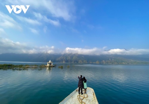 Quynh Nhai reservoir, a romantic destination in northwestern mountain - ảnh 1