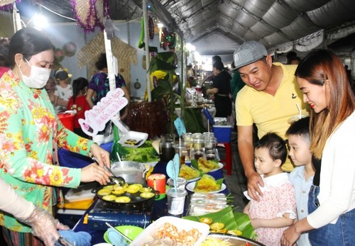 Mekong Delta provinces mark national holidays with diverse activities - ảnh 2