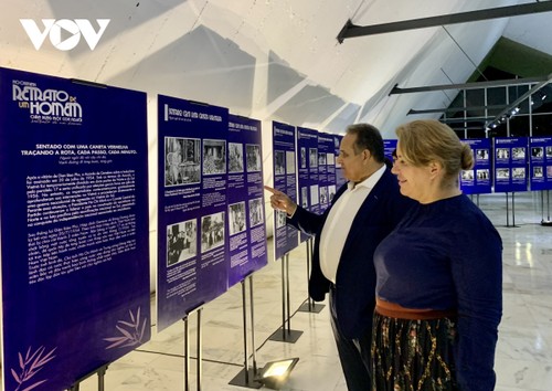 PM attends photo exhibition on President Ho Chi Minh, Vietnam in Brazil   - ảnh 2