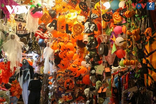 Halloween atmosphere coming early to Vietnamese capital - ảnh 14