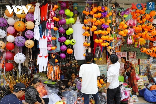 Halloween atmosphere coming early to Vietnamese capital - ảnh 2