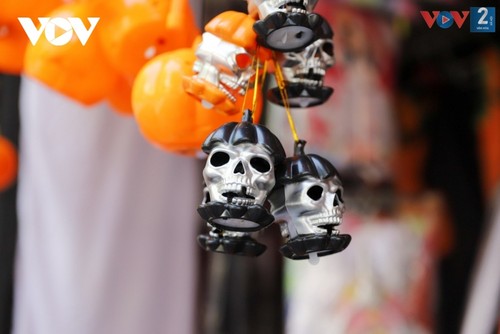 Halloween atmosphere coming early to Vietnamese capital - ảnh 5