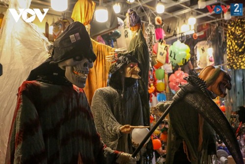 Halloween atmosphere coming early to Vietnamese capital - ảnh 9