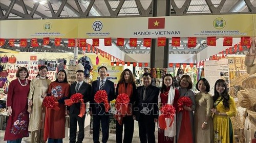 Vietnamese handicraft products displayed at exhibition in Italy - ảnh 1