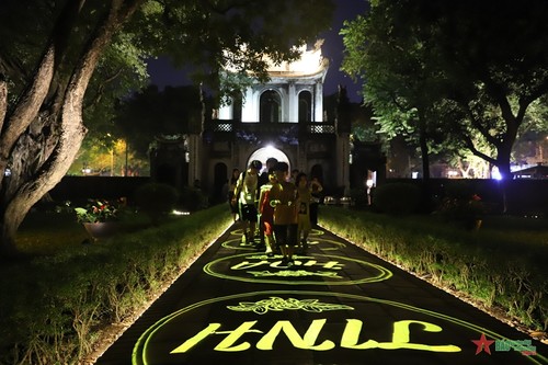 Night tour of Hanoi’s Temple of Literature highlights Vietnamese education - ảnh 2