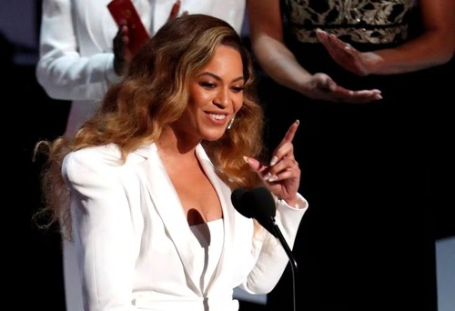 Beyonce becomes the first black female artist to ever top Billboard’s country chart - ảnh 1