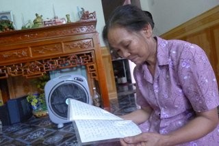 Une femme qui passe sa vie à honorer la mémoire de son mari mort pour la Patrie - ảnh 1