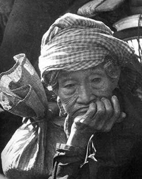 Les mères vietnamiennes héroïques immortalisées par Trần Hồng - ảnh 1