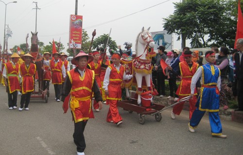 Un carnaval de rue pour ouvrir la fête des rois Hung 2013 - ảnh 1