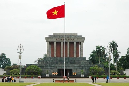 Plus de 74.000 personnes ont visité le mausolée du président Ho Chi Minh - ảnh 1