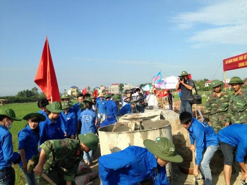 Les jeunes volontaires de Hanoi participent à l’instauration de la nouvelle ruralité - ảnh 1