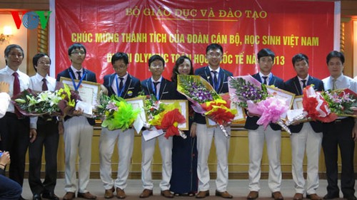 Retour triomphal des élèves vietnamiens aux olympiades internationales de maths - ảnh 1