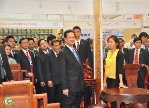 Nguyen Tan Dung au salon et au sommet de l’investissement et du commerce ASEAN-Chine - ảnh 1