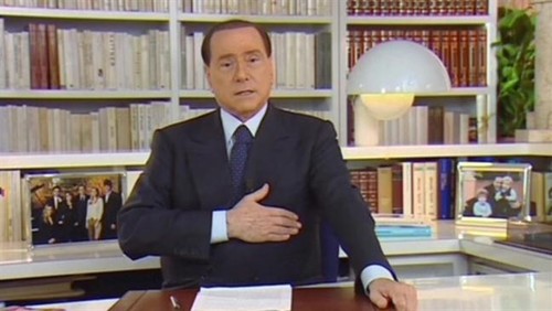 Silvio Berlusconi a annoncé qu'il resterait sur la scène politique - ảnh 1