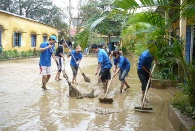 Aides humanitaires en faveur des sinistrés du Centre par le typhon Wutip - ảnh 1