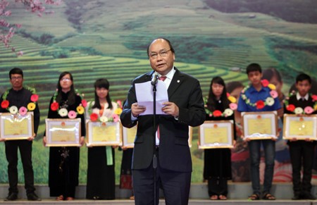 Le vice-Premier Ministre Nguyen Xuan Phuc honore les élèves issus de minorités ethniques - ảnh 1