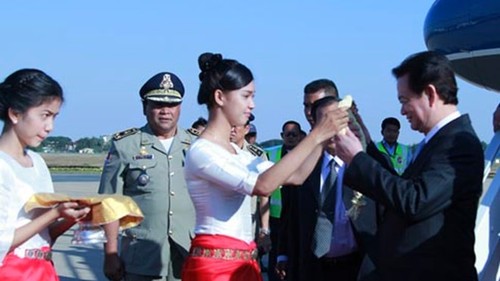 Phnom Penh : Entretien entre les Premiers ministres vietnamien et cambodgien - ảnh 1