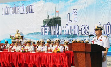 Hissement du drapeau national sur le sous-marin Hanoï - ảnh 1