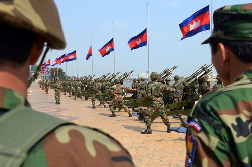Cambodge : l’armée affirme vouloir protéger la Constitution et le gouvernement - ảnh 1