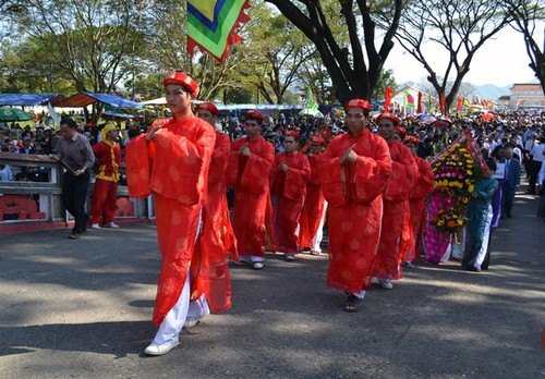 Des milliers de personnes ont assisté au 225ème anniversaire de la victoire Ngoc Hôi-Dông Da - ảnh 2
