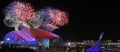 La flamme olympique allumée à Sotchi : la 22e édition des JO d'hiver commence - ảnh 1