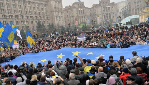 Ukraine: l'opposition évacue la mairie et obtient l'amnistie des manifestants - ảnh 1