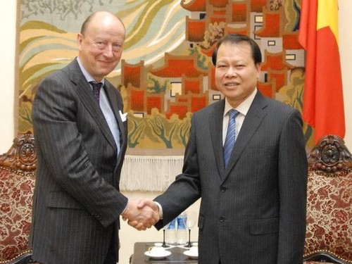 Le vice-Premier ministre Vu Van Ninh reçoit le vice-ministre suédois des Affaires étrangères  - ảnh 1