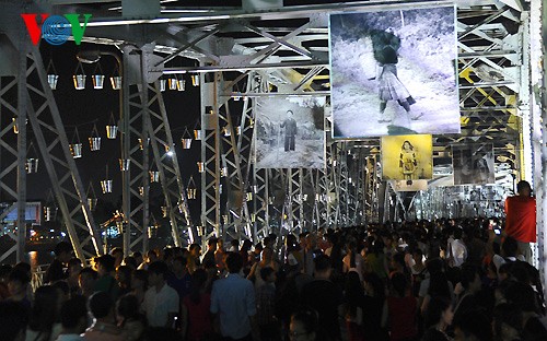 Festival de Hué 2014: le pont Truong Tiên illuminé par des milliers de lampes - ảnh 12
