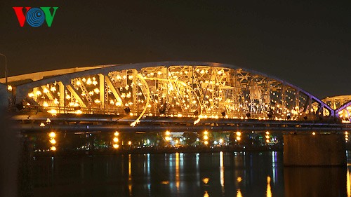 Festival de Hué 2014: le pont Truong Tiên illuminé par des milliers de lampes - ảnh 6