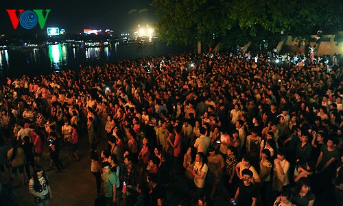Festival de Hué 2014: le pont Truong Tiên illuminé par des milliers de lampes - ảnh 5